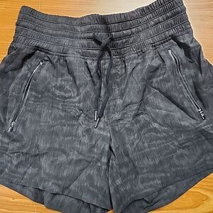 Athleta Camden Printed Shorts Black/Gray Lightweight Zipper Pockets SZ S